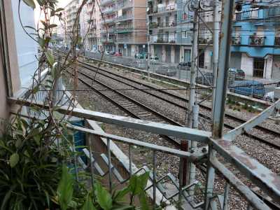 Salutiamo le due donne per salire ora al terzo piano, dove un giovane ci permette di scattare qualche fotografia dal suo balcone